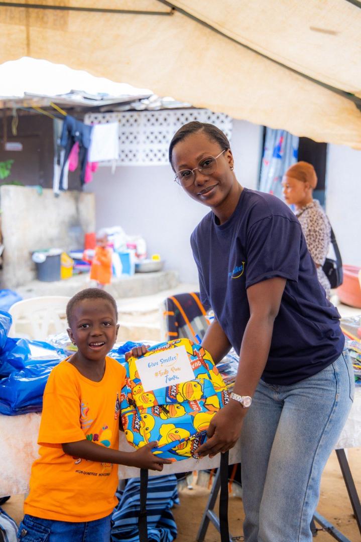 Distribution de kits scolaires